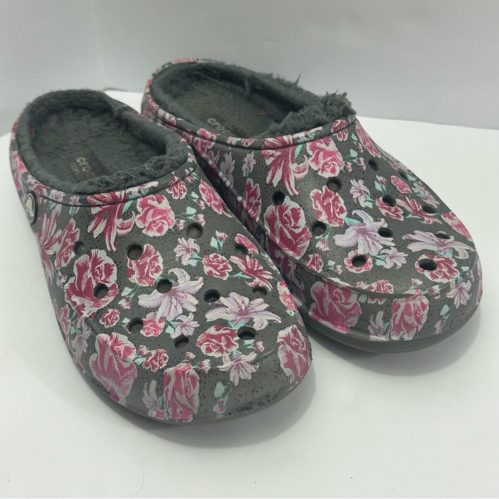 Crocs Classic Fuzz-Lined Clogs. Grey Floral, Women’s size 5